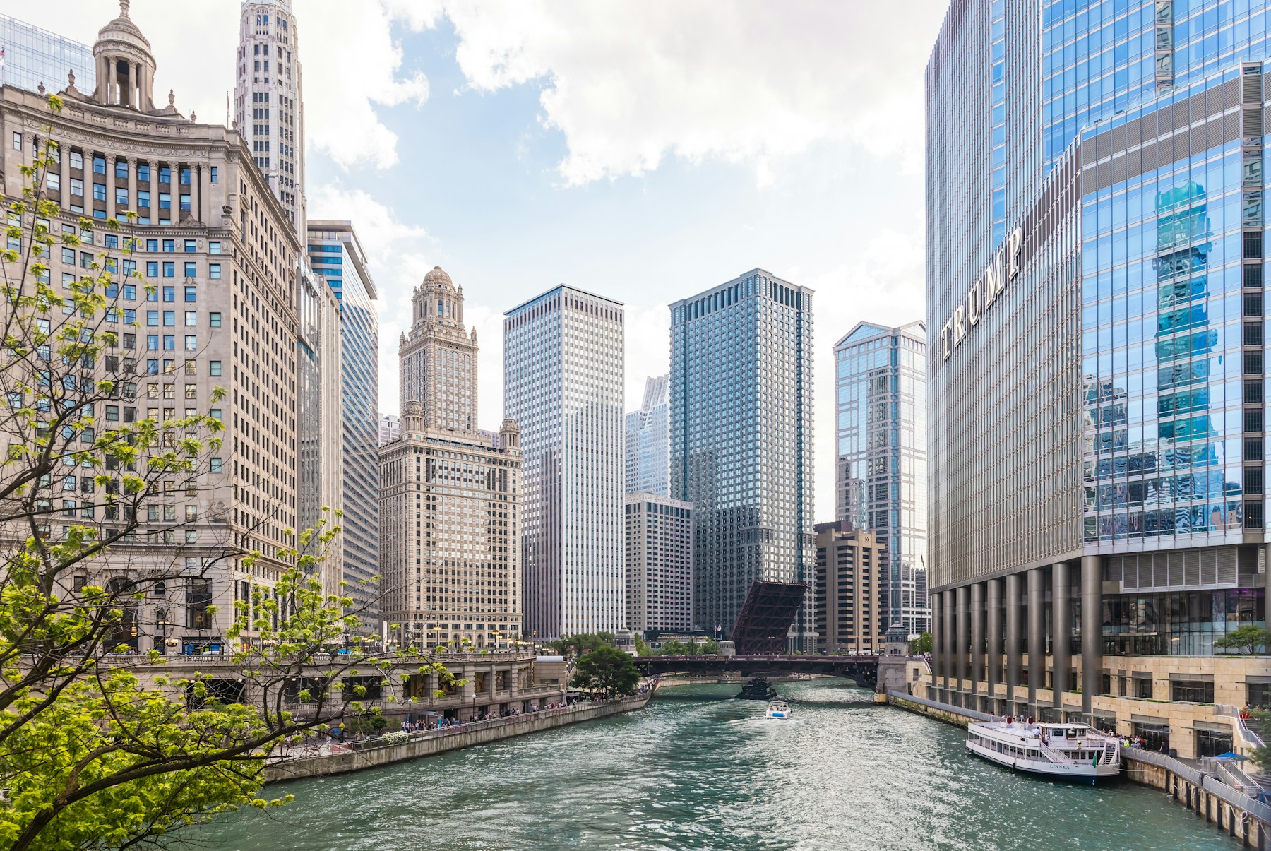 Chicago skyline above the Chicago River